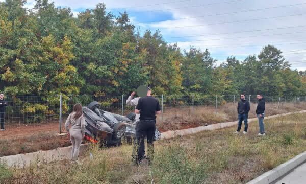 Vetura përmbyset në rrugën Prishtinë–Gjilan, nuk raportohet për të lënduar