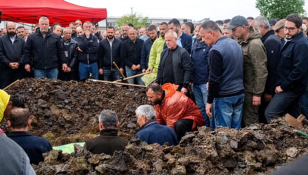 Lamtumira e fundit për motër e vëlla – Egzon dhe Nafije Bugujevci varrosen në Pozheran