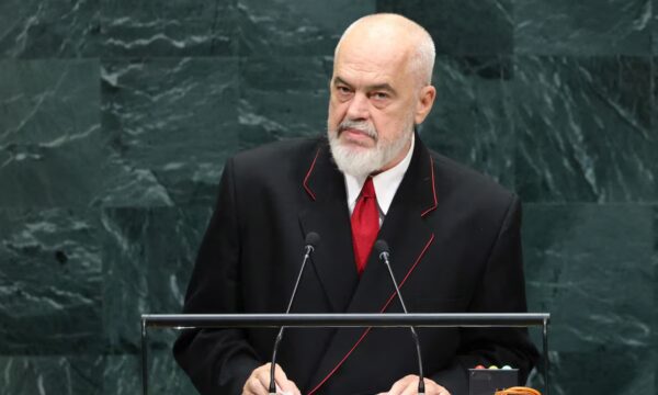 Reuters e bën lajm Ramën: “Protestat s’e kërcënojnë qeverinë, kjo është dorë e huaj”