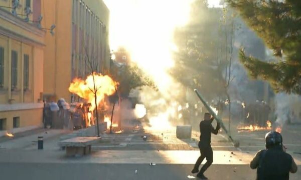 Përshkallëzohet më tej protesta në Tiranë, Policia i përgjigjet me plumba gome breshërisë së molotovëve