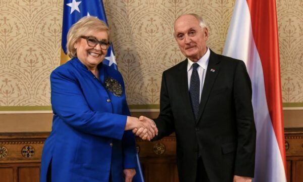 Presidentja e Kosovës pritet nga homologu hungarez në vizitën e parë të saj jashtë vendit, temë e takimit siguria e integrimet
