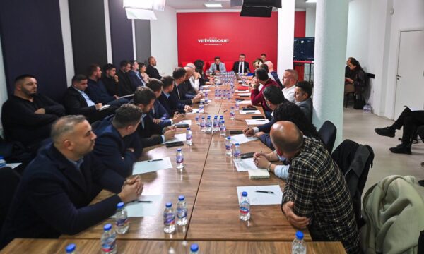 Albin Kurti e çon në zgjedhje partinë, Vetëvendosje njofton për mbledhjen në selinë kryesore të saj