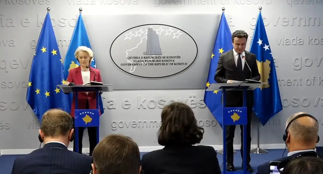 Kurti i bën dy postime për vizitën e von Der Leyen, në facebook e përmend edhe aktgjykimin e Speciales