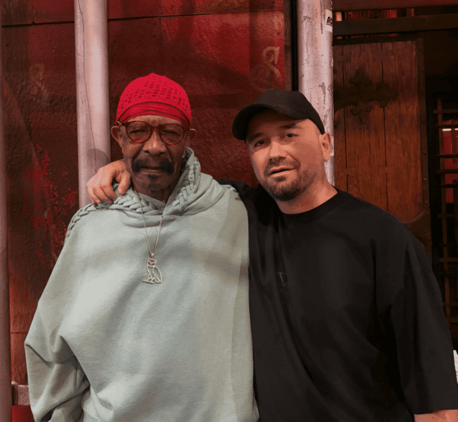 Faton Shoshi pozon krah babait të Drake, Dennis Graham