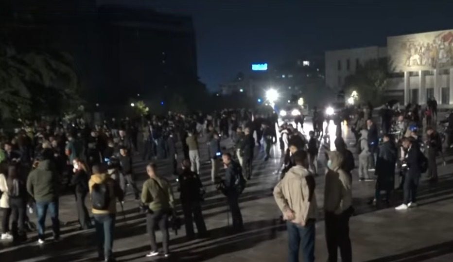 Protestuesit nuk ndalen, mblidhen sërish nesër para Parlamentit në orën 09:00