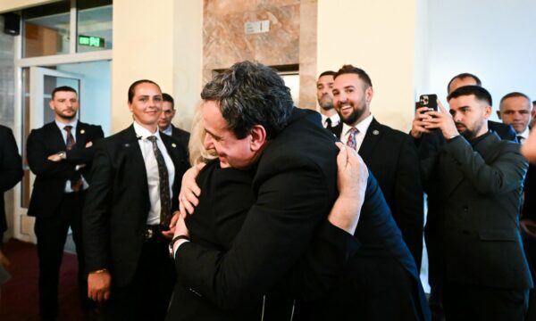 Kurti publikon foto me Presidenten, reflekton rreth ngërçit e bllokadave për krijimin e institucioneve: U harxhua shumë energji