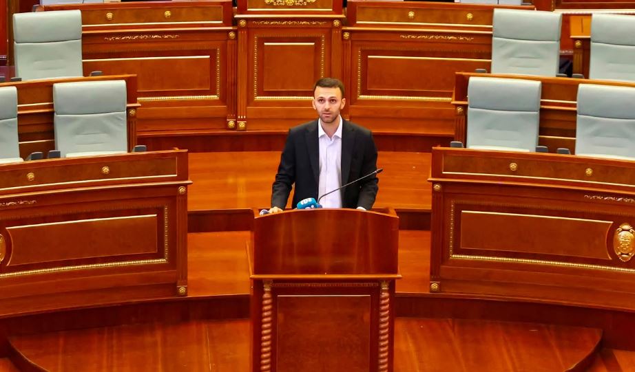 Altin Krasniqi u bën thirrje deputetëve: Të bashkohemi sërish rreth UÇK-së