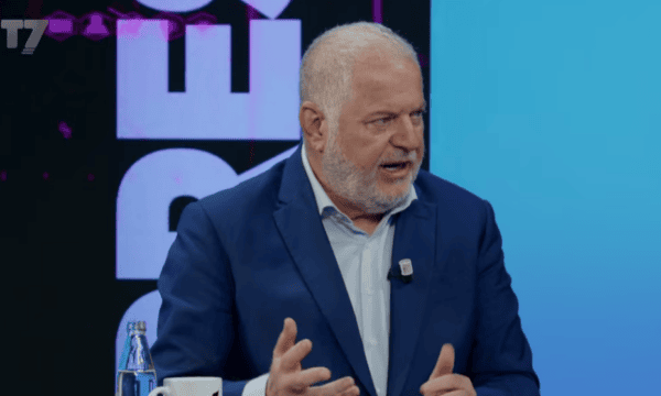 Haxhiu për protestën e tensionuar të 5 tetorit, deputetët e PDK-së rrinin në zyre e dolën në grupe – Ramushi doli e nuk e tha asnjë fjalë