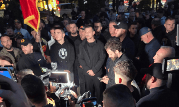 Nata e 21 e protestës në shesh, kërkohet ligji për Specialen, të pranishëm edhe djali i Thaçit e ai Veselit
