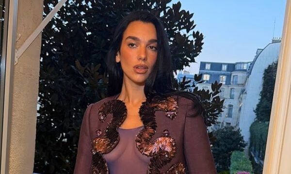 Dua Lipa “ndez” Parisin me paraqitjet provokuese, zbulon detaje nga martesa dhe planet për t’u bërë nënë