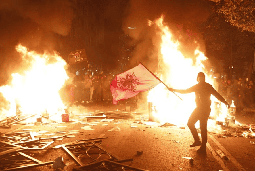 Protesta në Tiranë: 13 të lënduar, mes tyre protestues, policë, gazetarë dhe kalimtarë