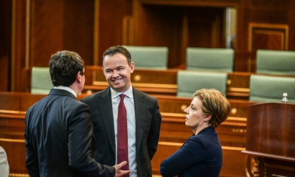 Ministria që e drejton dha opinion pozitiv për ligjin për Specialen, pse Donika Gërvalla nuk shkoi në seancë kur u votua?