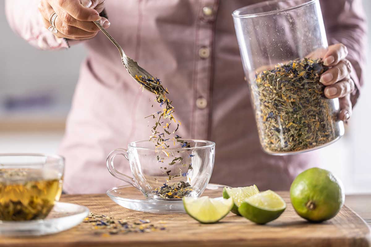 Gjethe dafine dhe limon, çaji perfekt për fryrjen e barkut