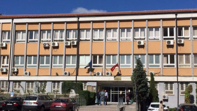 Gjykata vendosi urdhër mbrojte për Arlinda Zekaj, duke ia ndaluar Jeton Sylaj që t’i afrohet në distancë prej 2 metra brenda shtëpisë ku jetonin