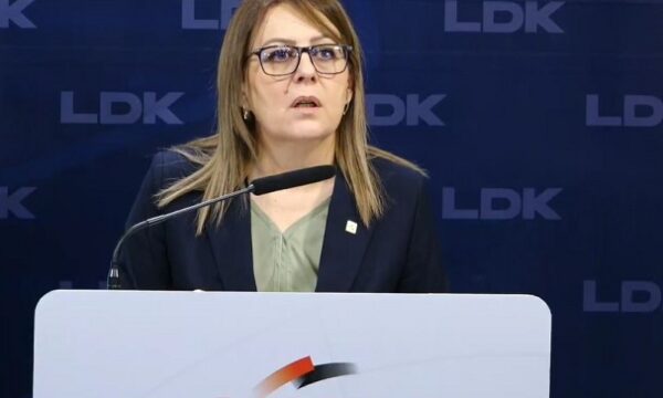 Hykmete Bajrami kritikon Qeverinë: Sektorit publik pagën e 13-të, në privat nuk po respektohet as paga minimale