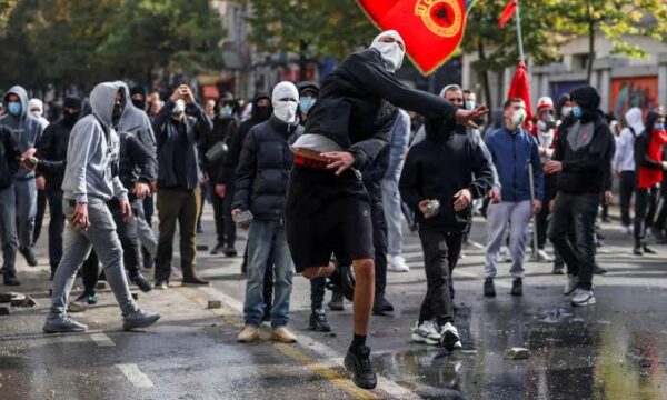 Reuters raporton nga Tirana: Protestuesit paqësorë të verës u ndien të padëgjuar, tash ka gurë e gaz lotsjellës