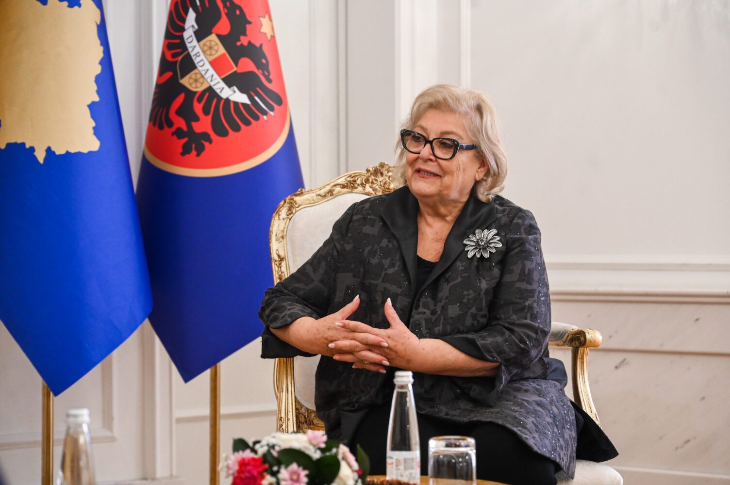 Thellësisht e tronditur nga vrasja e gruas në Pejë, Pula: U bëj thirrje institucioneve të drejtësisë që të veprojnë me urgjencë