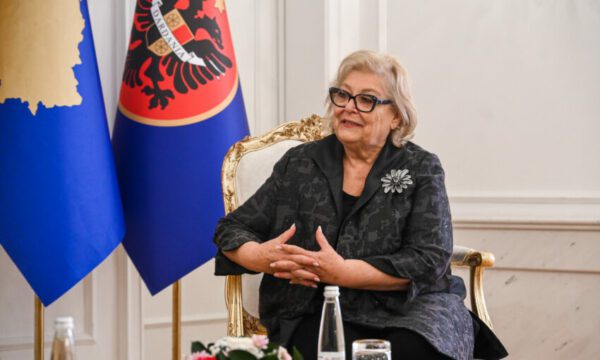 Presidentja fton banorët e Luginës të votojnë nesër në zgjedhjet serbe: Më shumë deputetë shqiptarë e zë më të fuqishëm