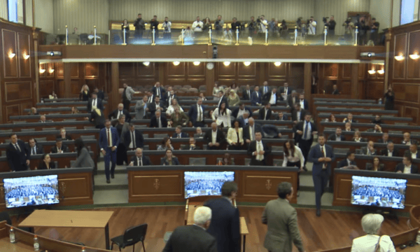 Përfundon seanca e jashtëzakonshme, protestuesit kanë paralajmëruar se s’do t’i lënë deputetët të dalin