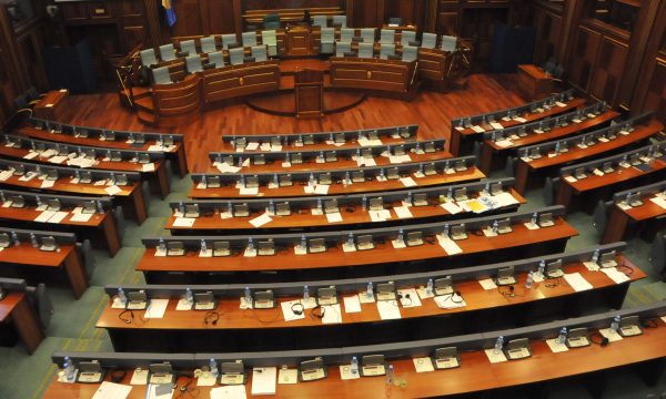 Edhe katër ditë kohë për zgjedhjen e presidentit, partitë nuk lëvizin nga qëndrimet e tyre