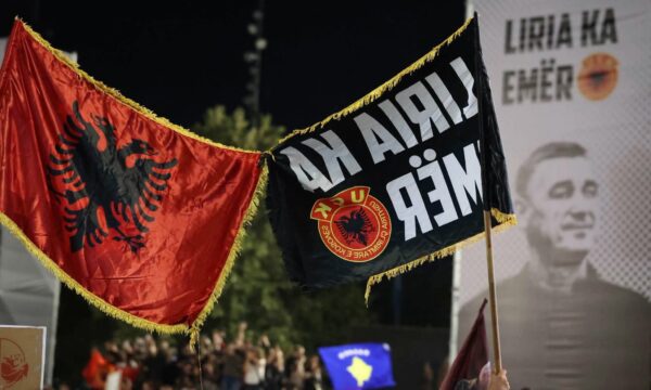 Parkingu i madh i Prishtinës prapa Pallatit të Rinisë falas gjatë kohës sa mbahet protesta kundër Gjykatës Speciale