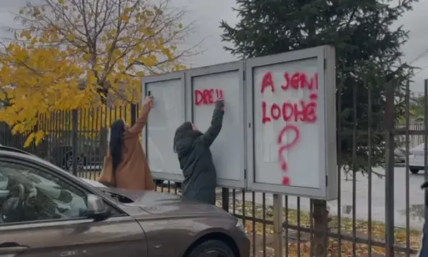 “A jeni lodhë?”, protestuesit kërkojnë dorëheqje para stacionit policor në Mitrovicë