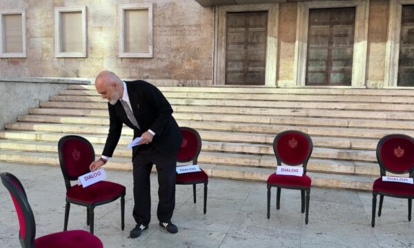 Edi Rama lajmërohet me një video nga zyra e tij pasi karriget për dialog iu thyen nga protestuesit