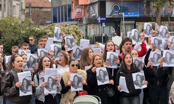 Vrasja e Arlindës, protestohet para Gjykatës në Pejë