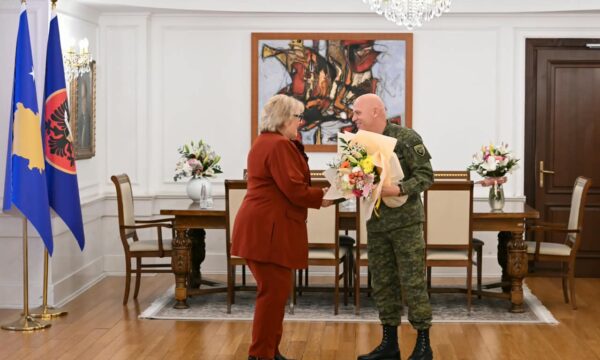 Presidentja Shiroka Pula takohet me komandantin e FSK-së, në fokus zhvillimet e sigurisë