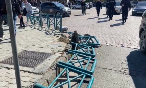 Përfundon pas 7 orësh protesta në Elbasan, mes tensioneve, djegies së koshave dhe dëmtimit të sinjalistikës