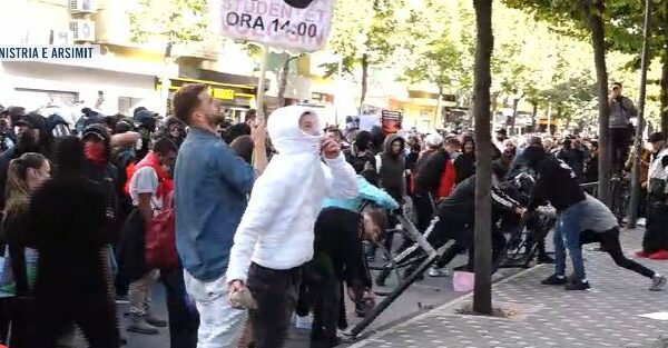 Tensionohet protesta në Tiranë: Studentët shkulin kangjellat dhe pllakat e trotuareve, qëllojnë Ministrinë e Arsimit