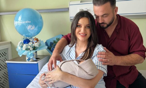 Jeta Statovci u bë nënë, i publikon fotot me djalin: E gëzofsh jetën Det