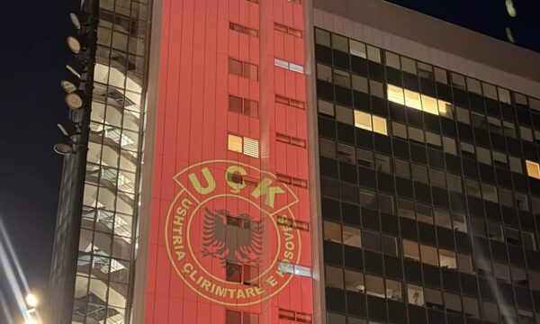 Pas protestës së madhe sot, objekti i Qeverisë ndriçohet me flamurin e UÇK’së
