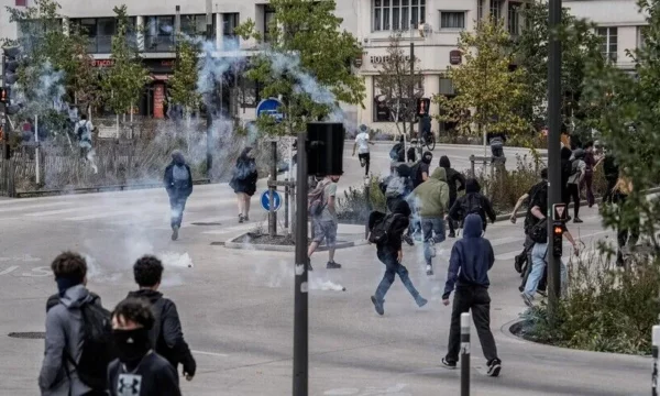 Francë: Dhuna përshkallëzohet në protestat e studentëve, plagosen 8 anëtarë të stafit arsimor