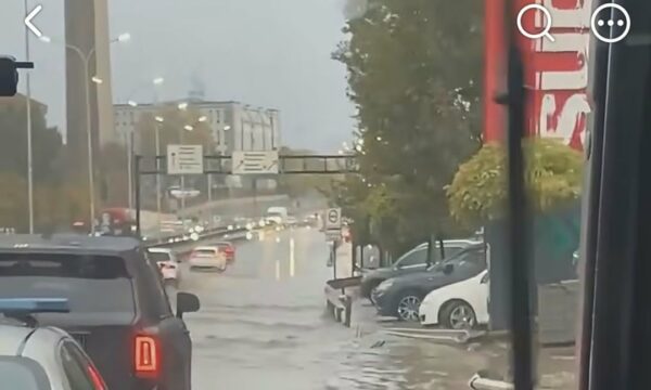 Shiu shkakton vërshime në rrugët e Prishtinës, te rruga e stacionit uji depërton edhe në autobus
