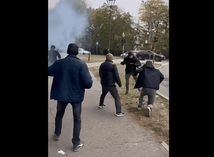 Tensione në zgjedhjet e Serbisë, sulmues të maskuar rrahin një grup të rinjsh