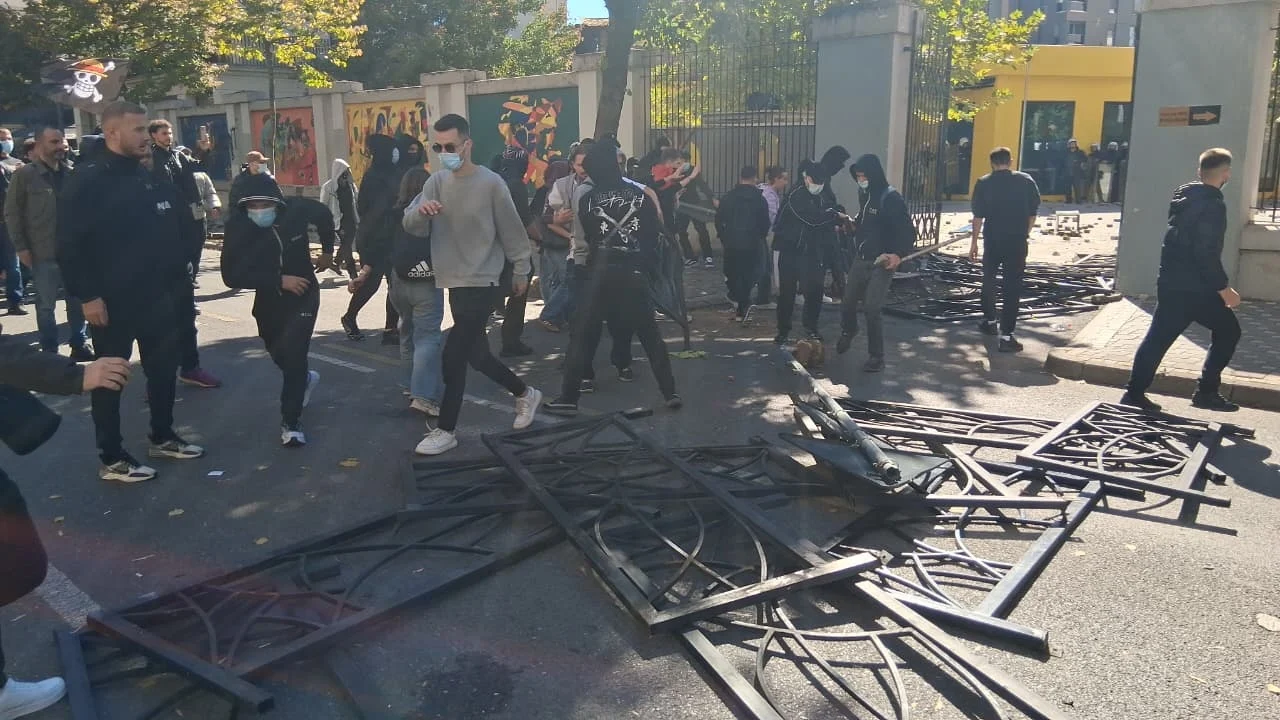 Thyhet dera e Ministrisë së Arsimit në Shqipëri, tulla dhe sende të forta drejt godinës, forcat policore qëndrojnë brenda oborrit