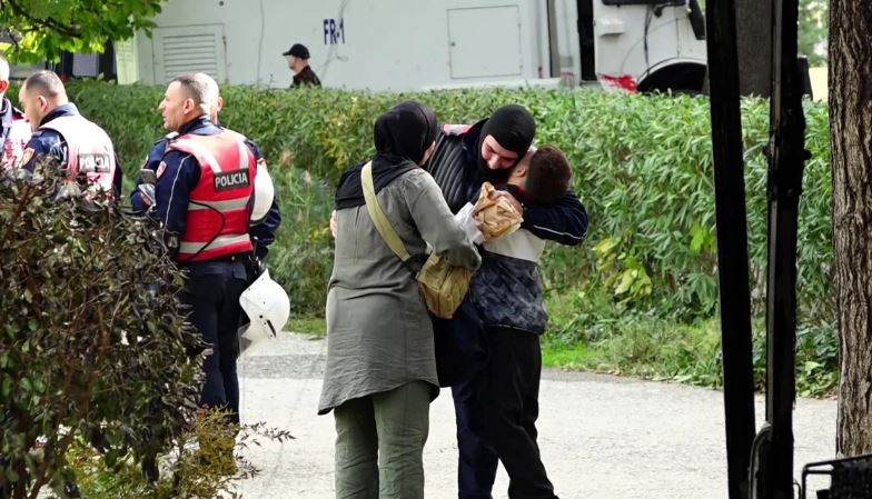 Prekëse! Familjarët i çojnë për të ngrënë policit në krye të detyrës, momenti kur fëmija i vogël e përqafon